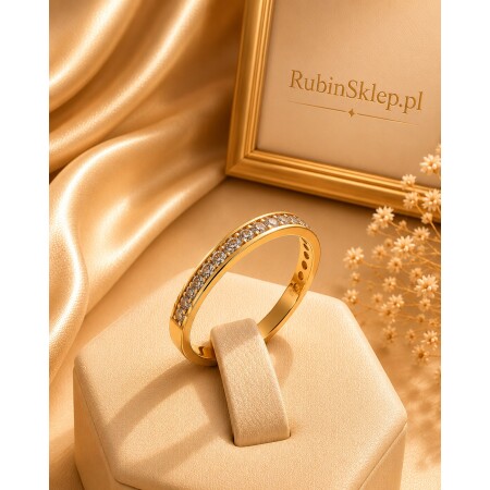 Złoty pierścionek 585 z cyrkoniami – subtelna obrączka z kamieniami