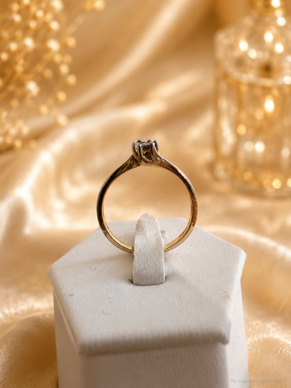 Złoty pierścionek 585 z naturalnym diamentem solitaire